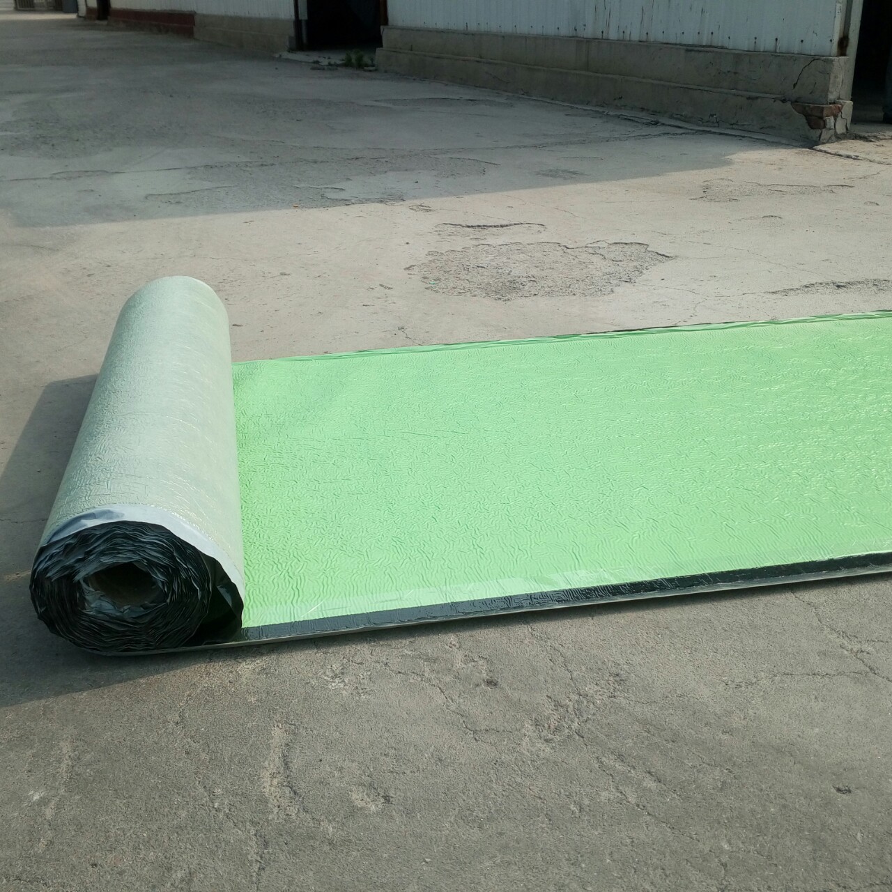 自粘強(qiáng)力交叉膜防水卷材 優(yōu)質(zhì)防水材料廠家的核心選擇